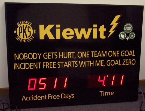 Kiewit Accident Free Days sign. Nobody get hurt, one team one goal, incident free starts with me, goal zero